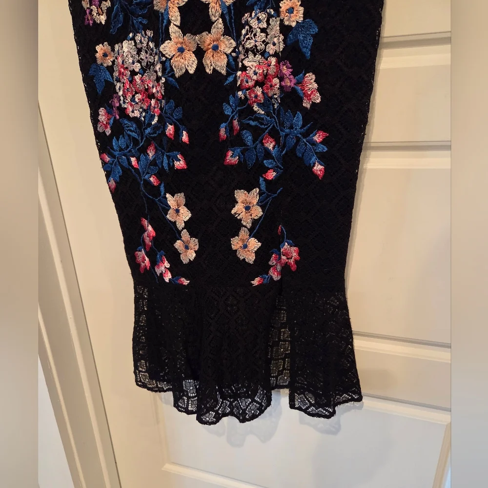 GUESS WOMEN'S EMBROIDERED PEPLUM FLORAL DRESS SIZE 8 - Picture 6 of 10